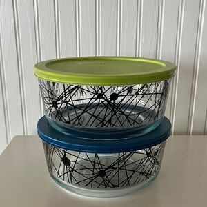 Pyrex Heavy Glass 1 1/2 Quart Storage Bowls (2) With Tightly Sealed Lids